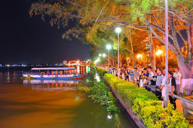 Vẻ đẹp của bến Ninh Kiều thu hút du khách trong nước và quốc tế