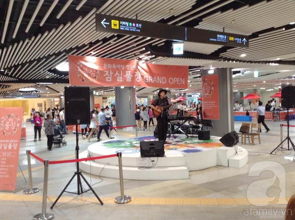  Biểu diễn âm nhạc ở ga tàu điện ngầm Hàn Quốc.