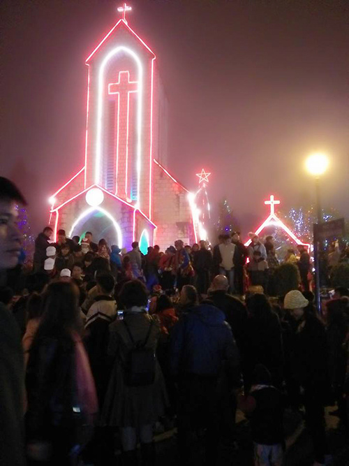 Cảnh đông đúc tại các điểm đón Giáng sinh