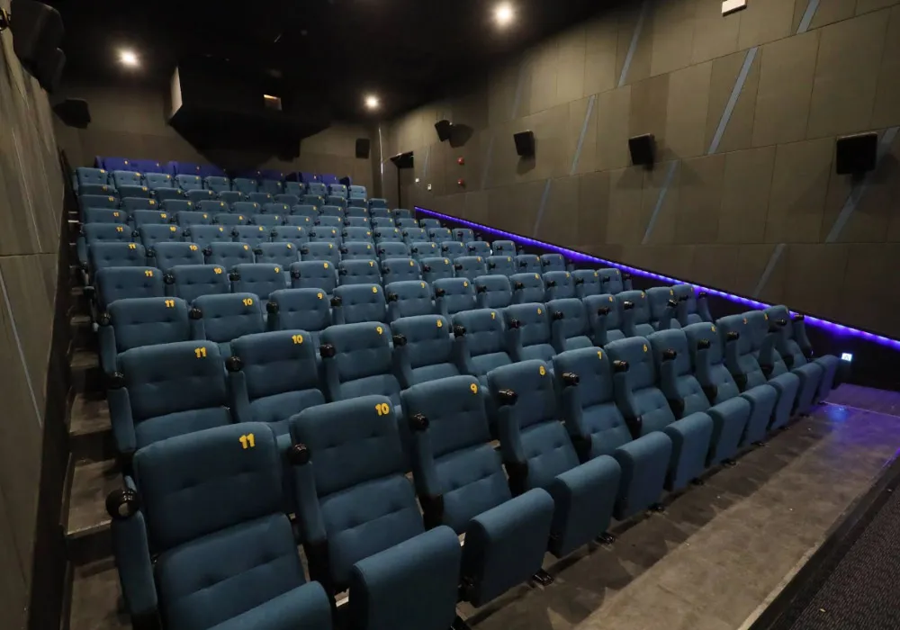 Phòng chiếu rạp Beta Giải Phóng với màn hình lớn và ghế ngồi thoải mái