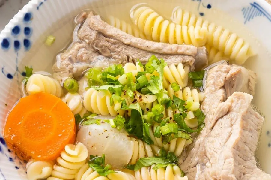Nồi nui xương heo nước trong, kèm rau củ Cần Thơ