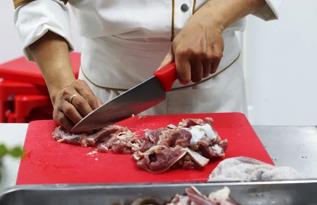Thái thịt dê mỏng để xào lăn nhanh chín, thấm sa tế và ngũ vị hương