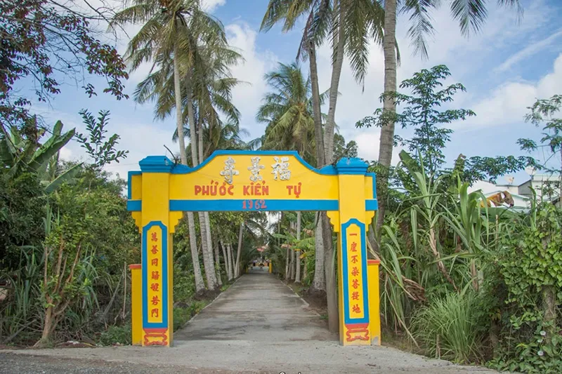 Cổng chùa Phước Kiển Tự hướng vào khu ao sen