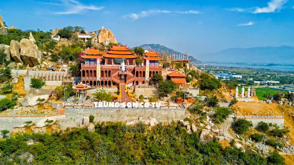 Toàn cảnh Trung Sơn Cổ Tự nhìn từ sườn Núi Đá Chồng, phía xa là biển Ninh Chữ xanh biếc