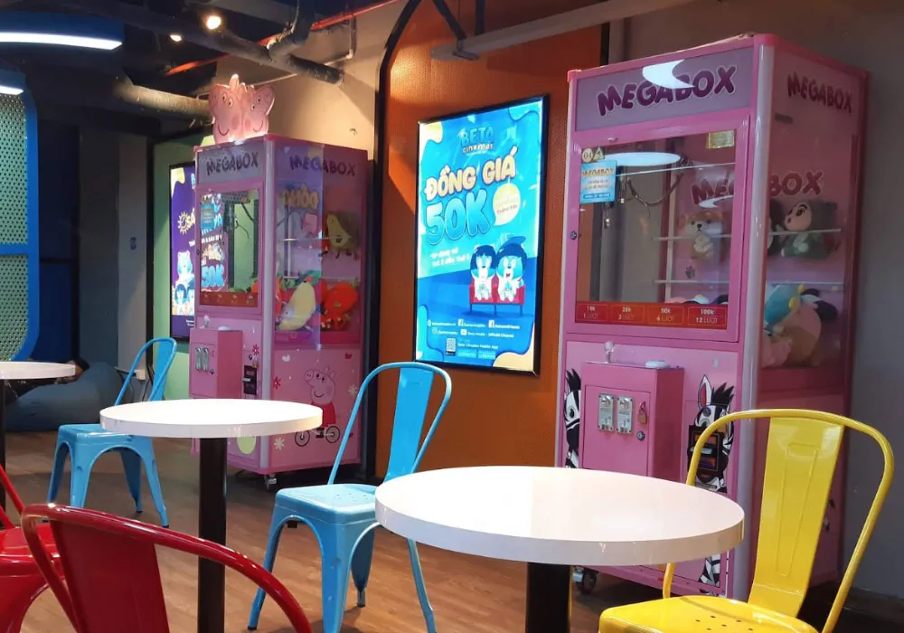 Sảnh chờ rạp Beta Giải Phóng với nhiều góc decor, lý tưởng cho nhóm bạn check-in trước giờ chiếu