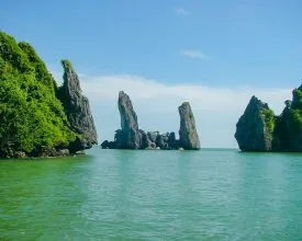 Toàn cảnh Hòn Phụ Tử Hà Tiên nhìn từ Bãi Dương, Kiên Lương, Kiên Giang