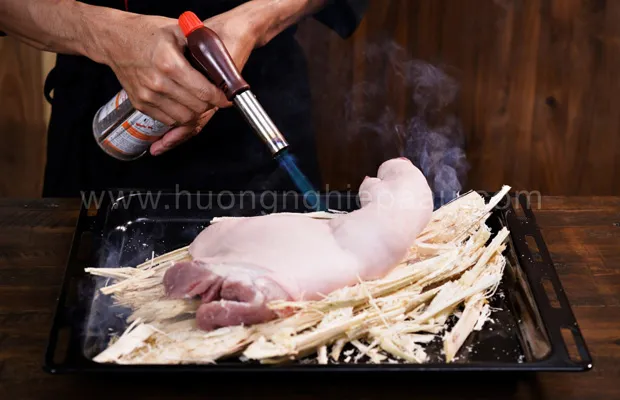 Thui chân giò trên bã mía để tạo mùi thơm đặc trưng món giả cầy