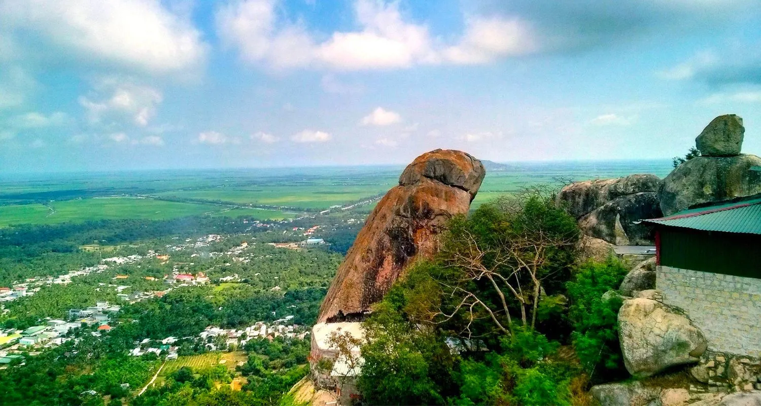 Tầm nhìn từ độ cao khoảng 252 m ở Núi Ông Két, cảnh đồng bằng và mây trời An Giang