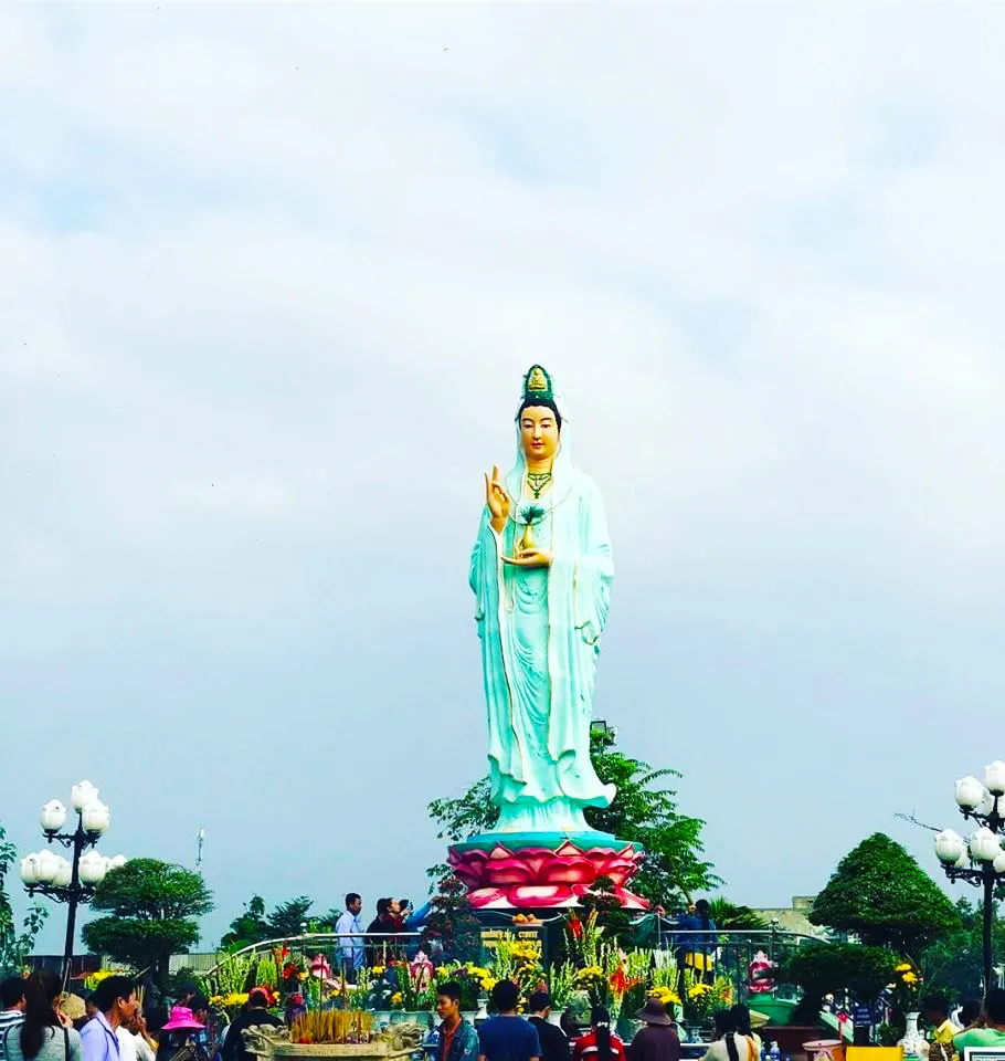 Tượng Quan Âm Nam Hải Bạc Liêu hướng mặt ra biển Đông trong khuôn viên chùa