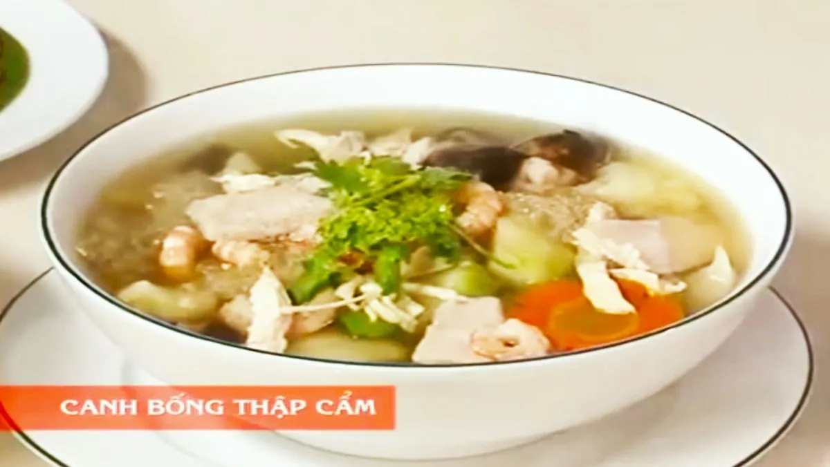 Tô canh bóng thập cẩm bày biện đẹp, bóng bì dai giòn, rau củ nhiều màu, nước trong