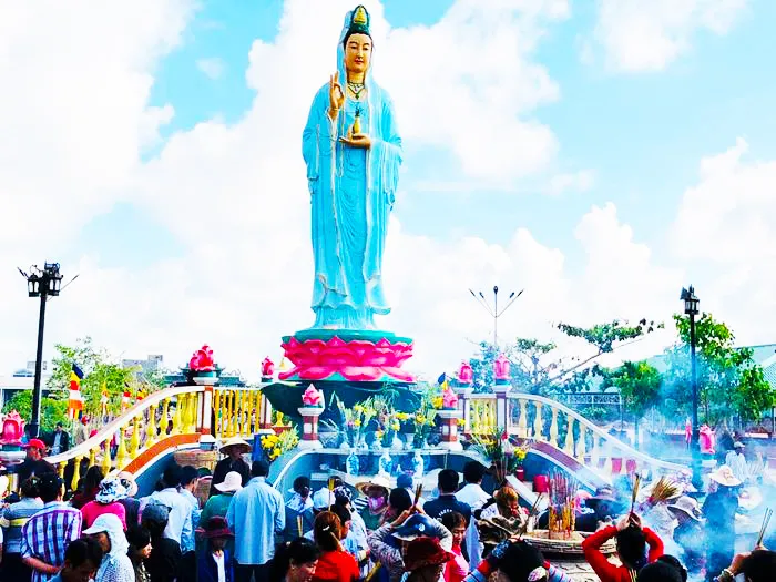 Tượng Quan Âm Nam Hải Bạc Liêu – bạch y, nhành dương liễu và bình cam lồ biểu trưng lòng từ bi