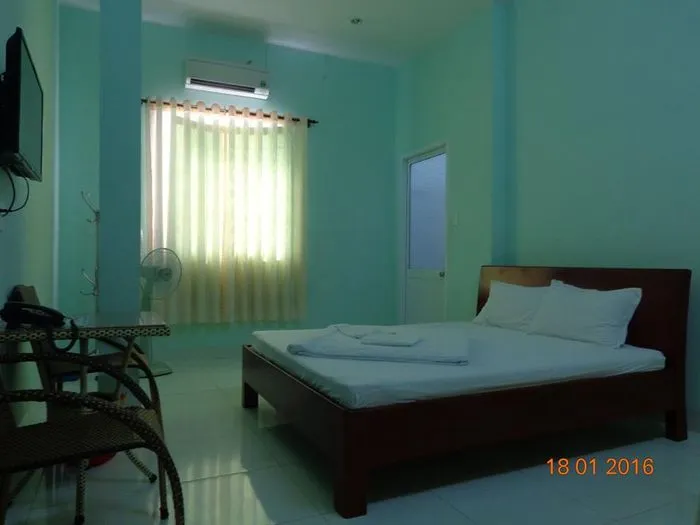 Giường ngủ gọn gàng, tiện nghi cơ bản tại nhà nghỉ Biển Xanh Vũng Tàu