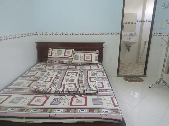 Phòng nghỉ gọn gàng tại Vạn Thạnh Motel trong con hẻm yên tĩnh