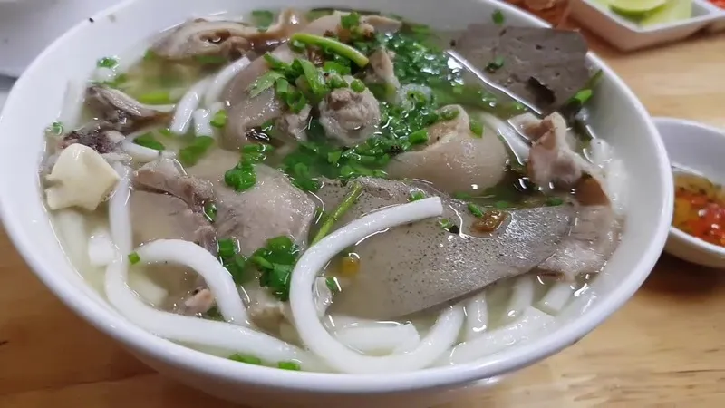 Tô bánh canh Bến Có đầy đặn với sợi bánh, thịt, giò và lòng heo