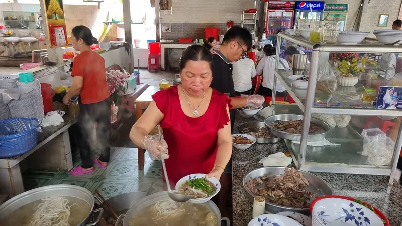 Bảng hiệu quán và không gian phục vụ bánh canh Bến Có ở Trà Vinh