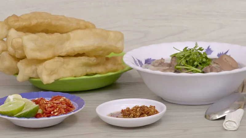 Tô bánh canh Bến Có nóng hổi, hài hòa sợi bánh, nước lèo và topping nội tạng