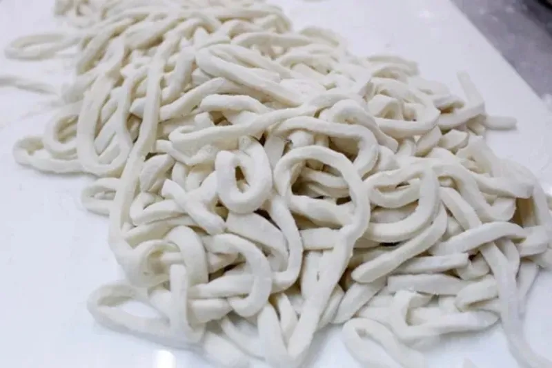 Sợi bánh canh gạo đầu mùa – to tròn, trắng đục, giữ độ dai giòn khi nấu