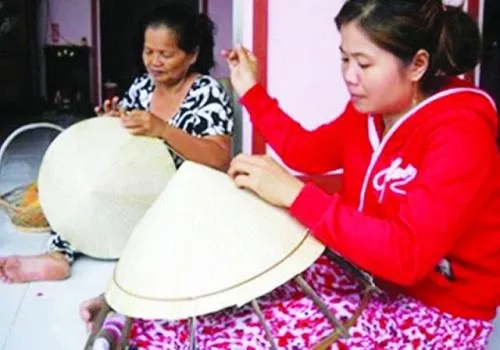 Phụ nữ Thới Lai chằm nón lá bên kênh Xẻo Xào, làng nghề truyền thống Cần Thơ
