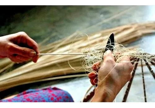 Nghệ nhân Thới Lai chuốt nang, tạo vành nón lá mật cật 16 vành