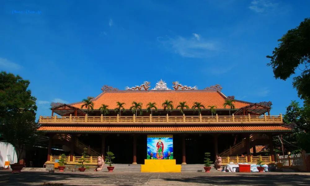 Ảnh minh họa công trình tôn giáo phong cách Nam Bộ, dùng để gợi ý trải nghiệm văn hóa khi ghé các đô thị miền Tây