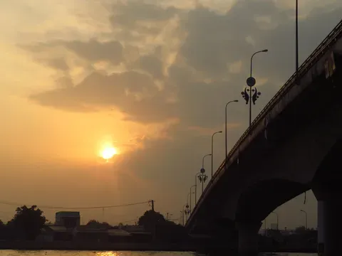 Bình minh trên sông Hậu nhìn từ thuyền tham quan