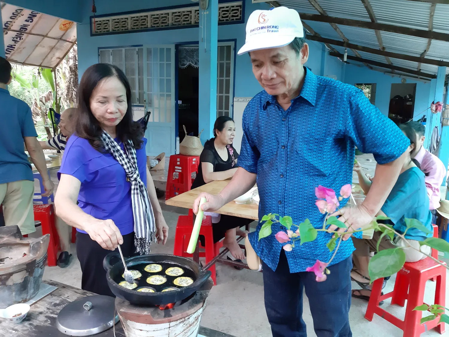 Du khách tự tay làm bánh dân gian Nam Bộ tại nhà dân Cồn Sơn