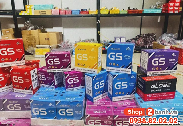 Dấu hiệu ắc quy yếu: đèn pha mờ, đề khó; nên kiểm tra cọc và điện áp trước khi thay