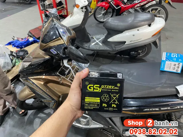 Vị trí bình ắc quy Air Blade dưới sàn để chân và thao tác mở nắp nhựa