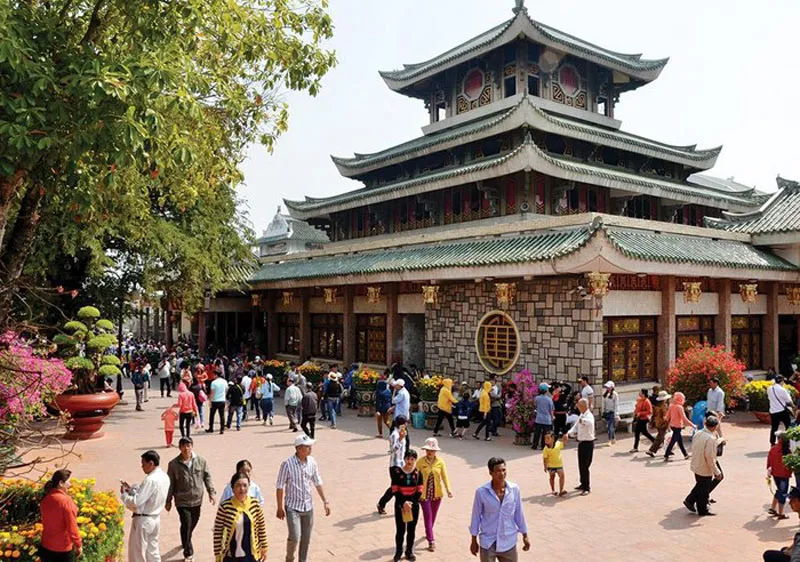 Toàn cảnh Núi Sam nhìn xuống cánh đồng lúa ở Châu Đốc, điểm leo núi và hành hương nổi tiếng