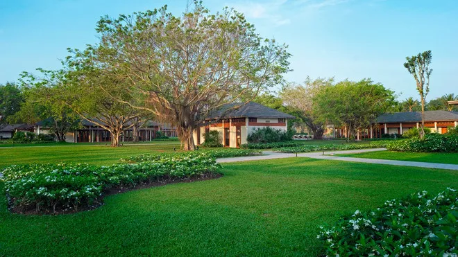 Khuôn viên xanh của Legacy Mekong Cần Thơ do Nova Hotel &amp; Resort World vận hành, kiến trúc Đông Dương giữa sông Hậu