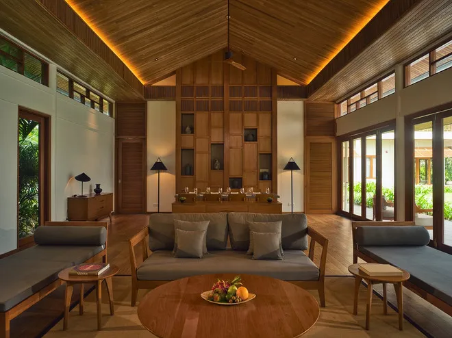 Phòng khách và phòng ăn biệt thự hướng sông tại Legacy Mekong – Azerai Cần Thơ, nội thất hài hòa văn hóa bản địa