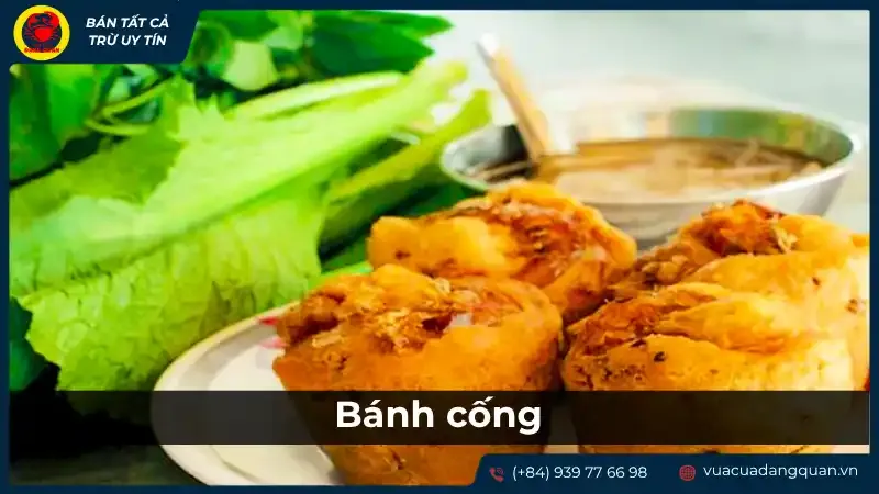 Bánh cống Cần Thơ vỏ vàng giòn, ăn kèm rau sống và nước mắm chua ngọt
