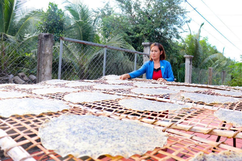 hình ảnh làm ra chiếc bánh đa Vĩnh Thạnh