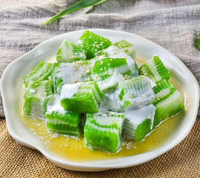 Bánh đúc lá dứa Cần Thơ chan nước cốt dừa sánh mịn, đậu phộng rang, vị ngọt thốt nốt