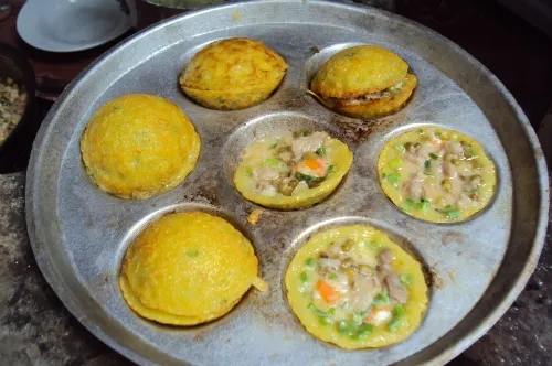 Đổ bánh khọt trên khuôn gang, thêm nhân tôm thịt ở Cần Thơ