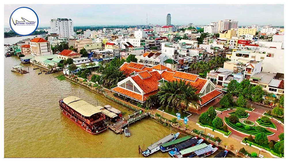 Toàn cảnh bến Ninh Kiều Cần Thơ nhìn ra sông Hậu lúc hoàng hôn