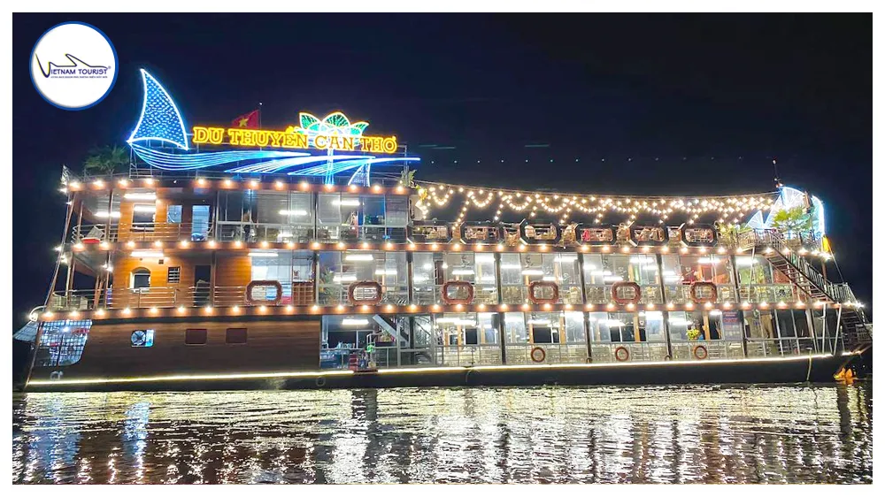Du thuyền trên sông Hậu khởi hành từ bến Ninh Kiều, ngắm thành phố về đêm