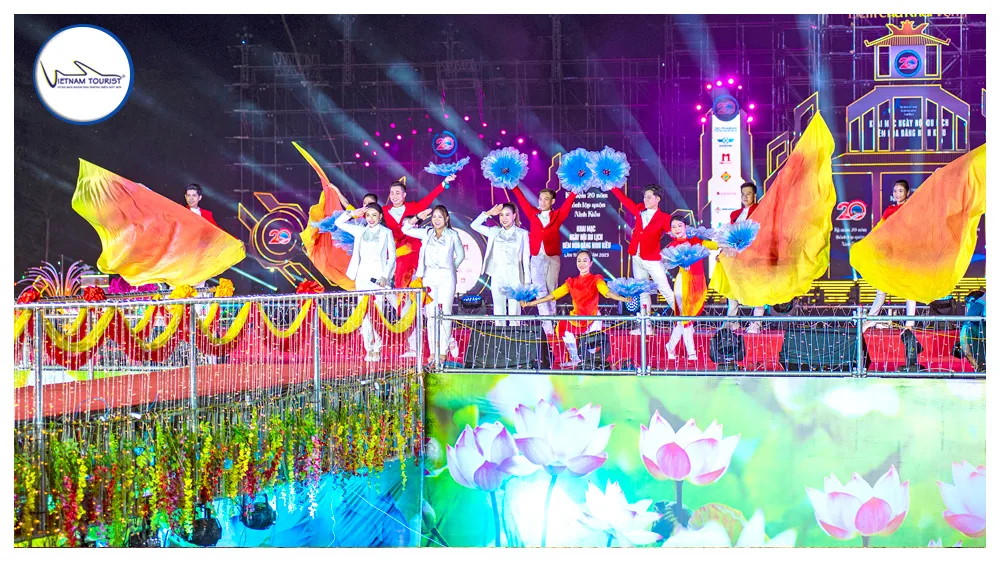 Không khí sôi động ban đêm tại công viên Ninh Kiều, khu bến tàu du lịch