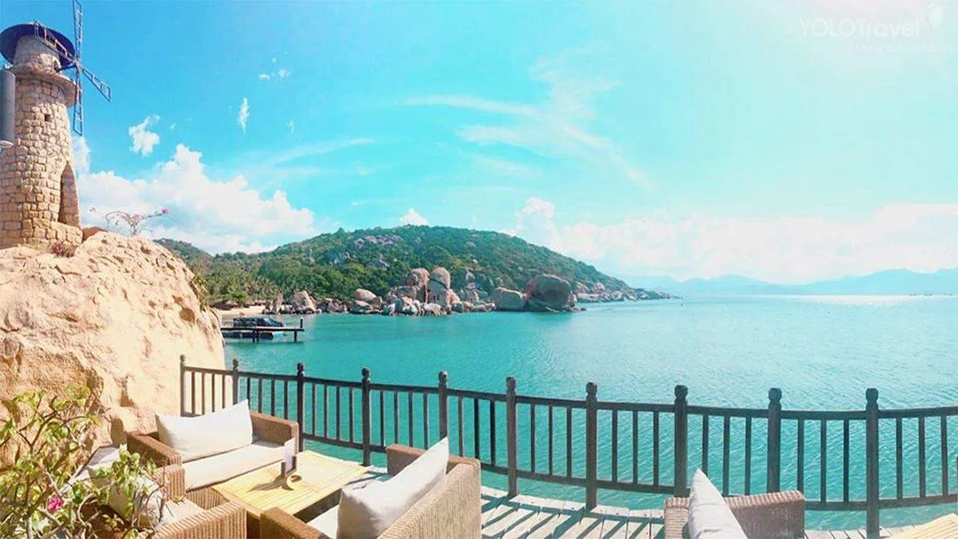 Resort Ngọc Sương ở Bình Lập, kiến trúc hòa với ghềnh đá và mặt biển, thường được kết hợp trong lịch trình vùng Cam Ranh