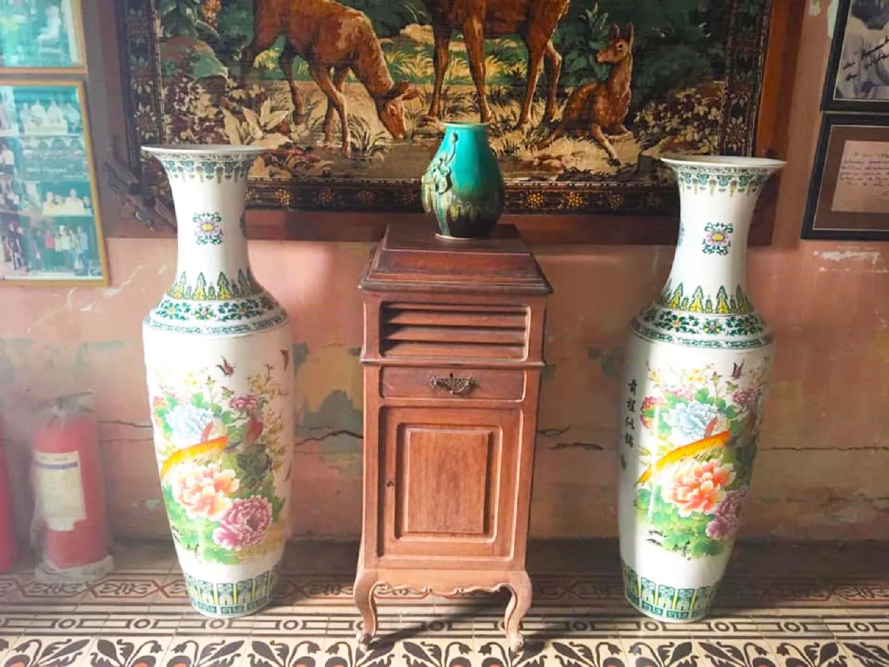 Bộ bình sứ Gien và Sèvres tại Nhà cổ Bình Thủy, minh chứng giao lưu văn hóa