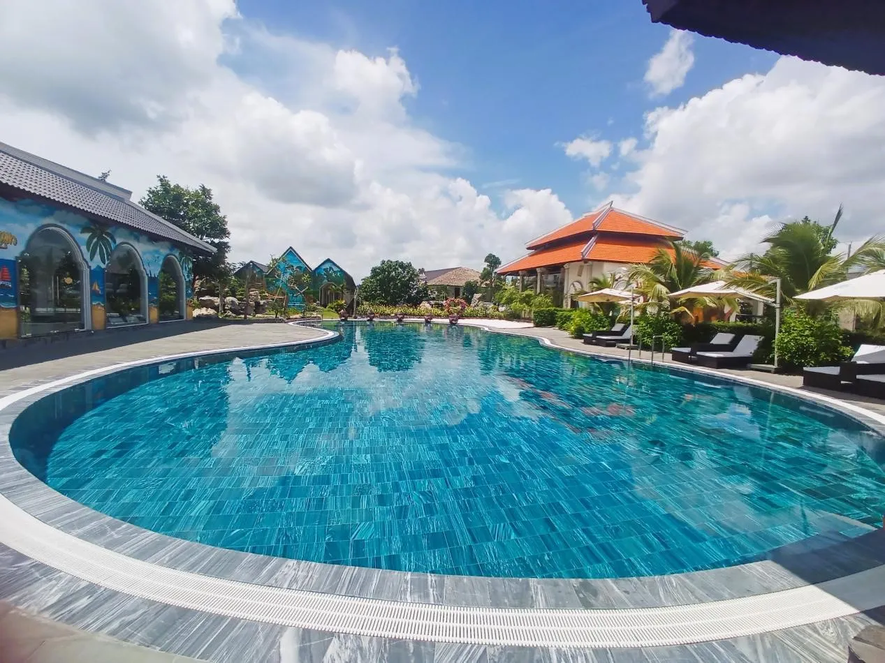 Hồ bơi nước mặn lớn tại Cần Thơ Eco Resort giữa không gian xanh Phong Điền