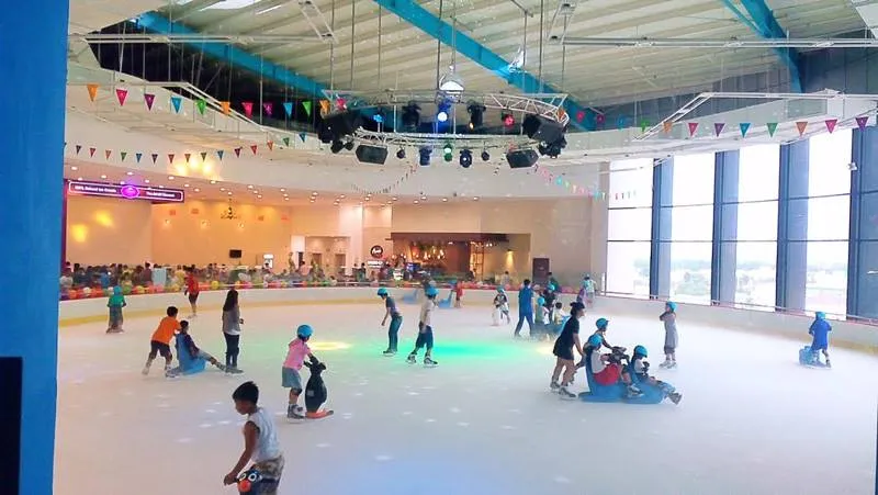 Khách trải nghiệm trượt băng tại Vincom Ice Rink Cần Thơ, hoạt động phù hợp gia đình và nhóm bạn