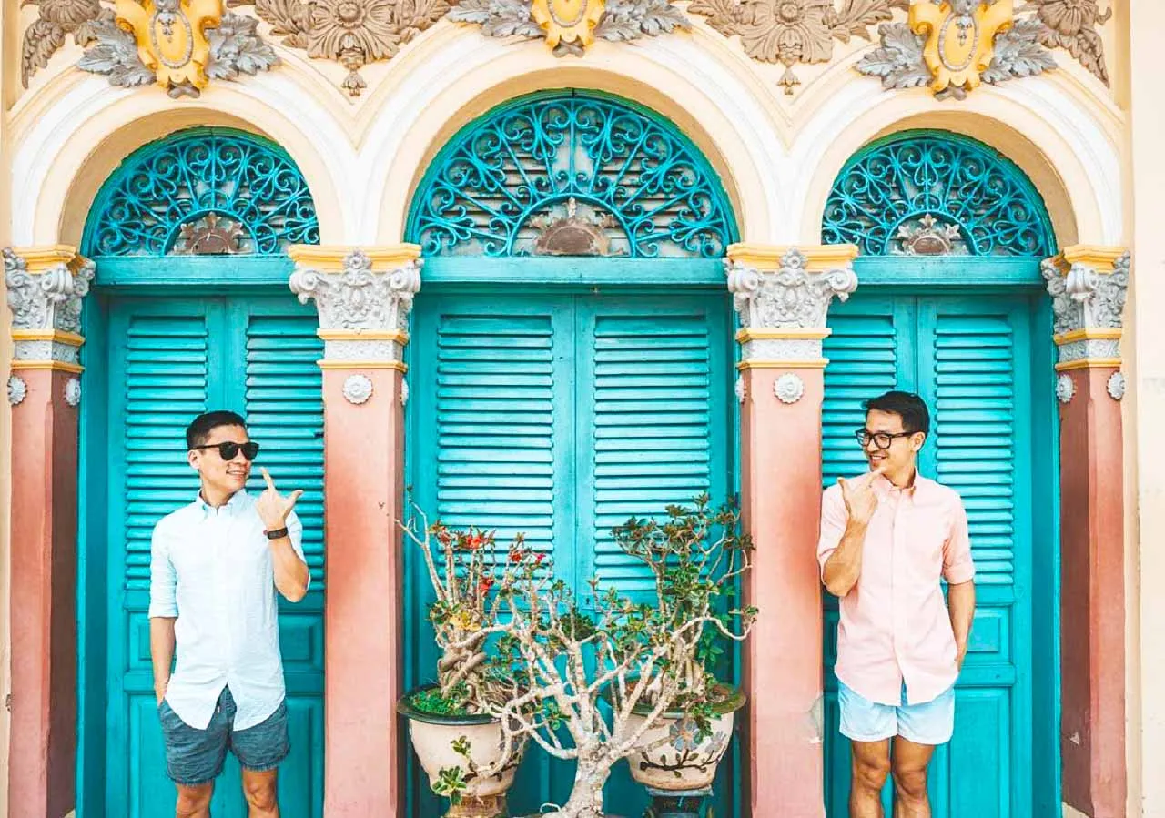 Du khách check-in tại hành lang Nhà cổ Bình Thủy, ánh sáng tự nhiên đẹp