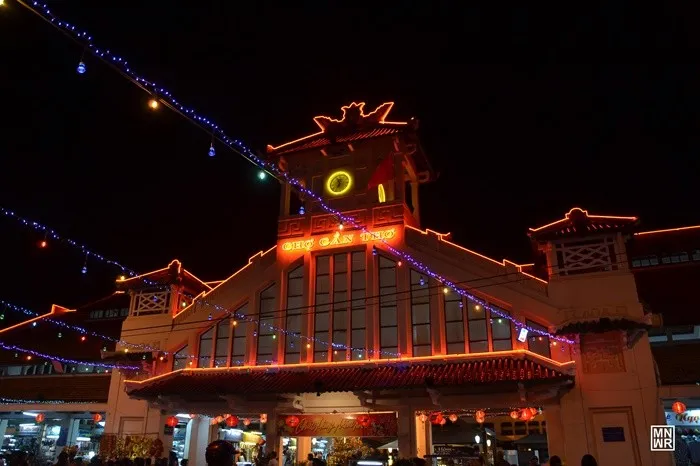 Chợ cổ Cần Thơ về đêm bên bến Ninh Kiều, ánh đèn soi sông Hậu