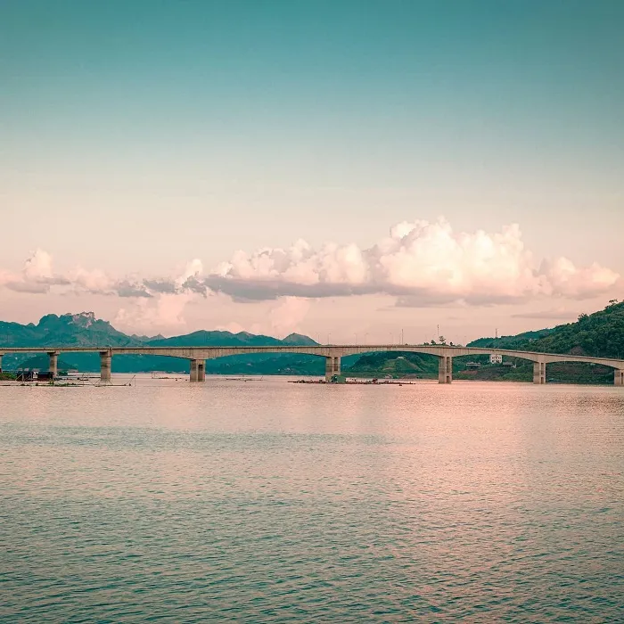 Cầu Pá Uôn bắc qua lòng hồ sông Đà, điểm check-in nổi tiếng ở Quỳnh Nhai