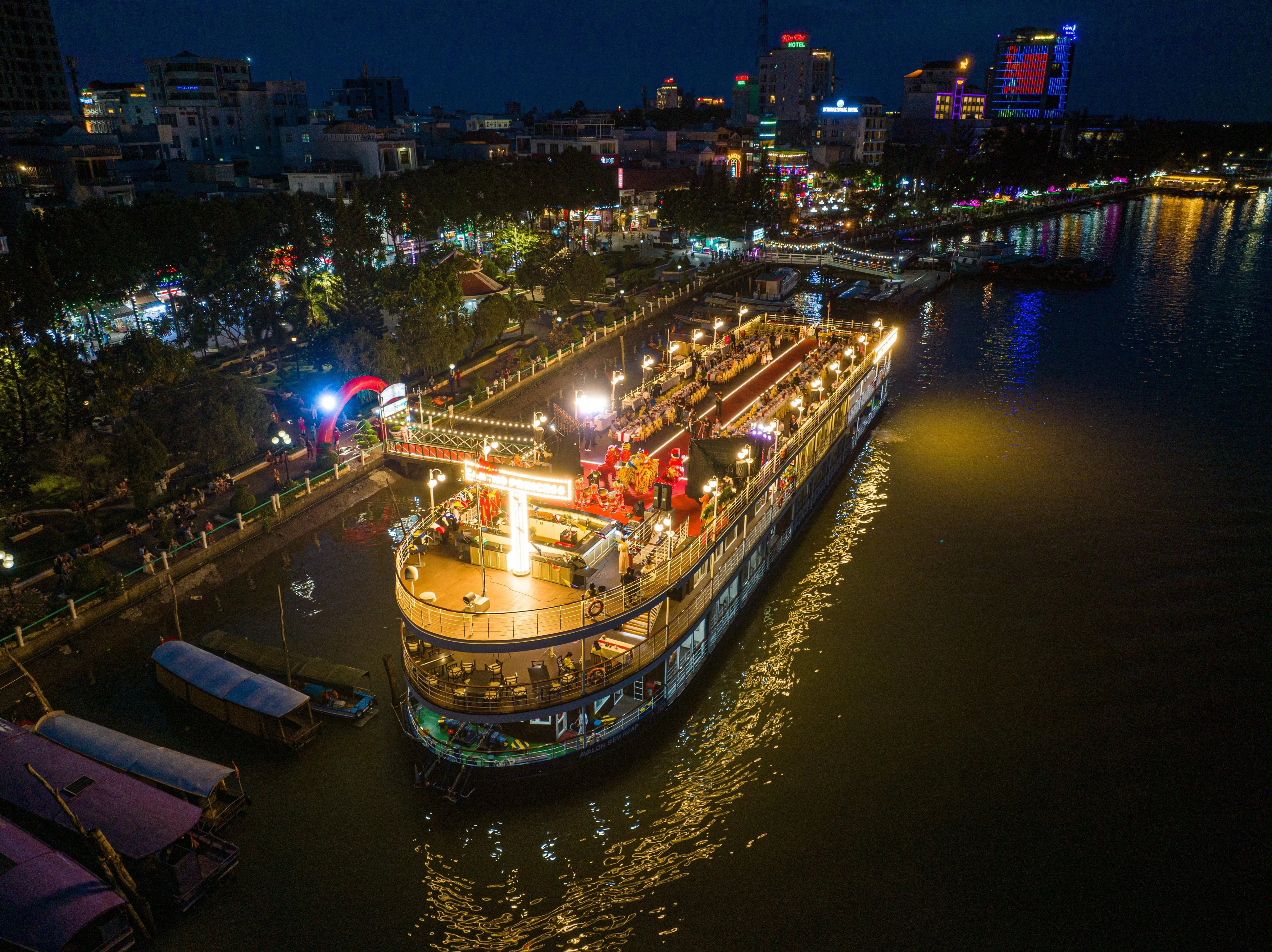 Toàn cảnh Du thuyền Cần Thơ Princess tại bến Ninh Kiều, không gian nhà hàng du thuyền sang trọng