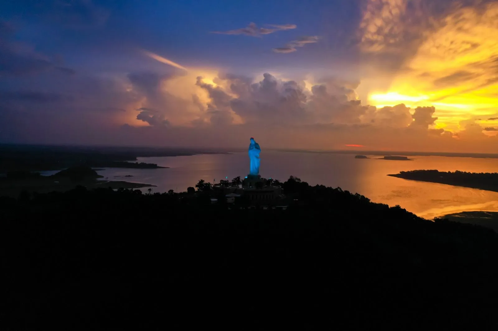 Tượng Đức Mẹ Núi Cúi về đêm với hệ thống chiếu sáng tạo hiệu ứng linh thiêng