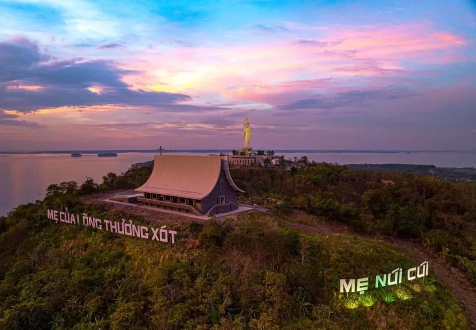 Toàn cảnh trung tâm hành hương Núi Cúi giữa thiên nhiên hồ Trị An và rừng cao su