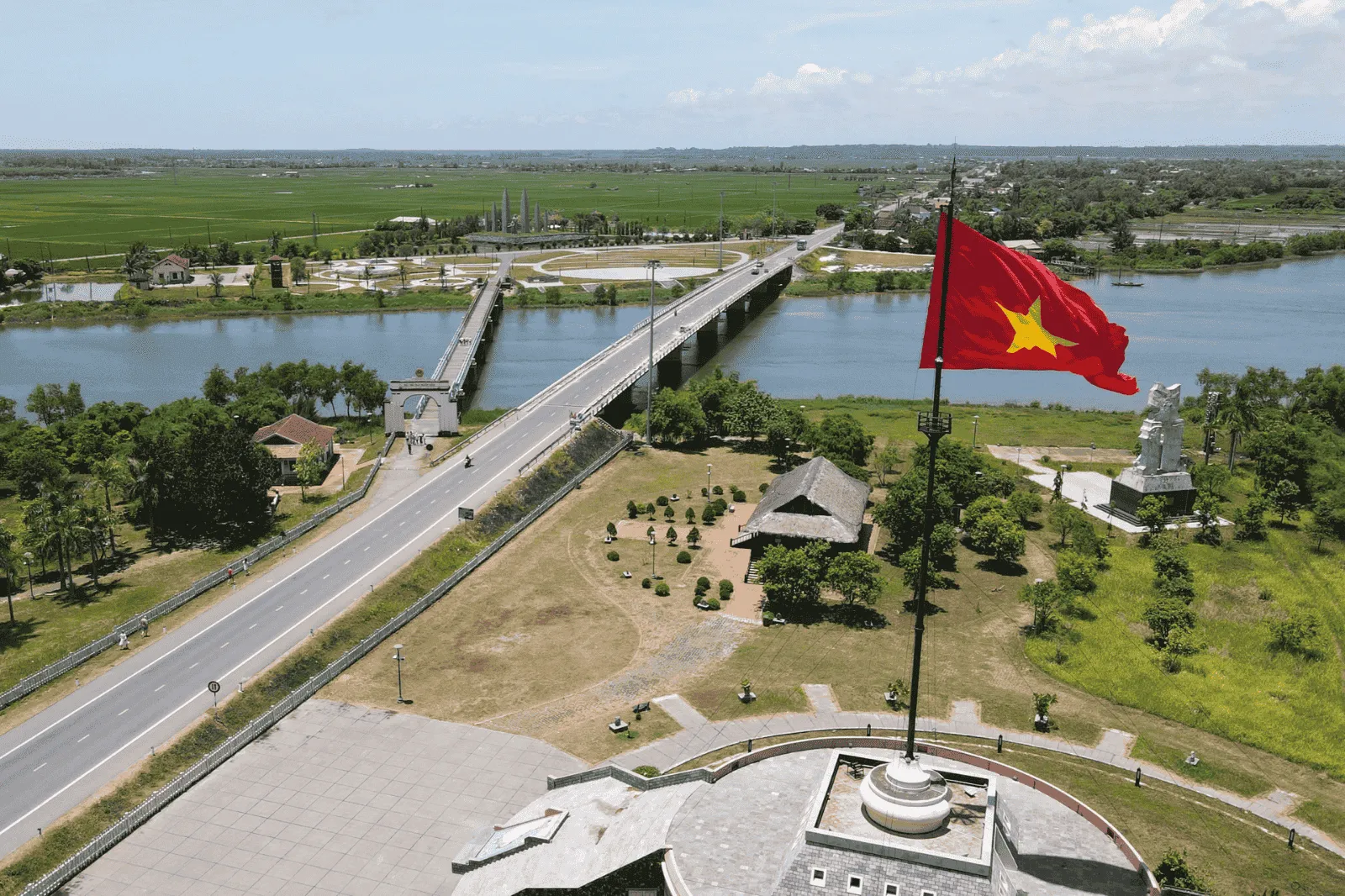 Mẹo du lịch mùa mưa an toàn: kiểm tra dự báo, chọn khách sạn cao ráo, mang áo mưa