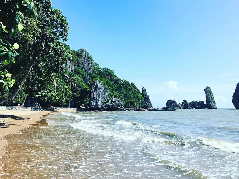 Bãi Dương trong xanh, cát thoai thoải, lý tưởng cho tắm biển và nghỉ ngơi